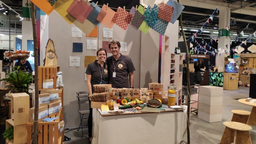 Annika und Raphael am Messestand