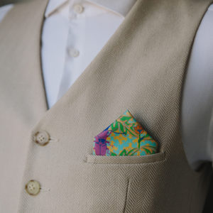Foto eines Stofftaschentuchs, das in der Tasche einer Weste steckt
