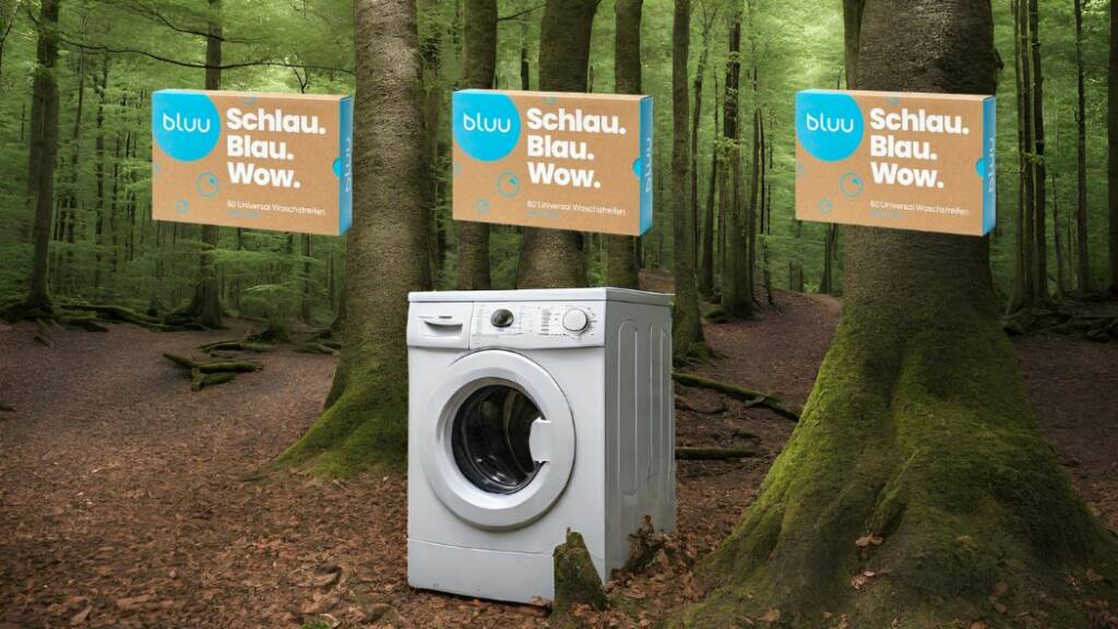 Bluu Waschstreifen und Waschmaschine im Wald